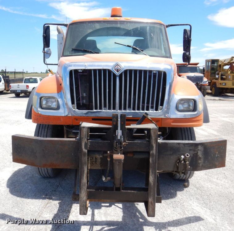 image for item KR9229 2004 International 7600  truck cab and chassis