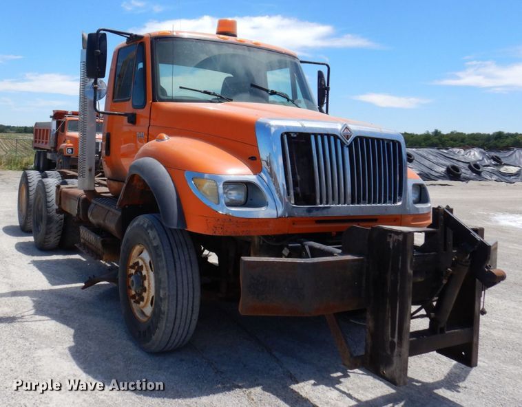 image for item KR9229 2004 International 7600  truck cab and chassis