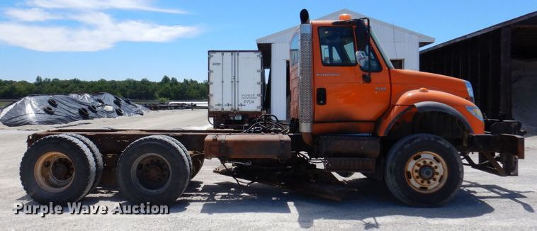 image for item KR9229 2004 International 7600  truck cab and chassis