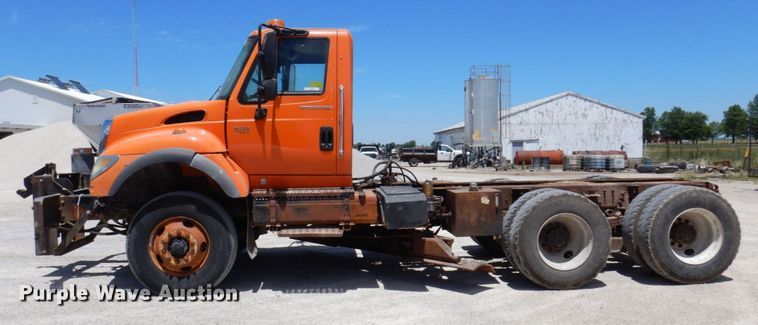 image for item KR9229 2004 International 7600  truck cab and chassis