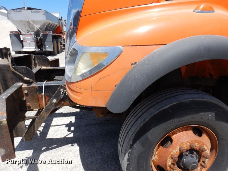 image for item KR9229 2004 International 7600  truck cab and chassis