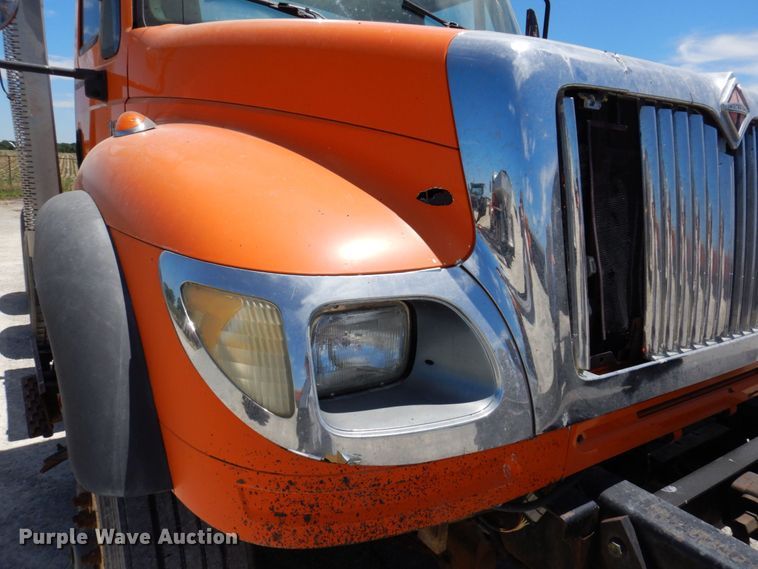 image for item KR9229 2004 International 7600  truck cab and chassis