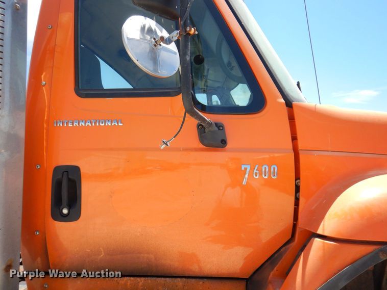 image for item KR9229 2004 International 7600  truck cab and chassis