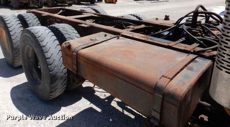 image for item KR9229 2004 International 7600  truck cab and chassis