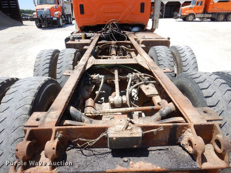 image for item KR9229 2004 International 7600  truck cab and chassis