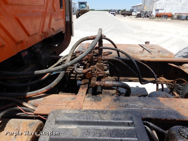 image for item KR9229 2004 International 7600  truck cab and chassis