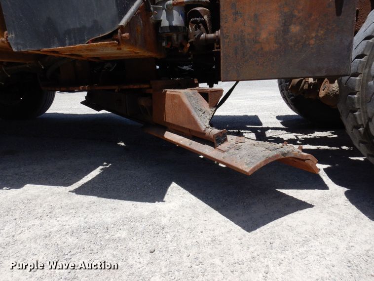 image for item KR9229 2004 International 7600  truck cab and chassis