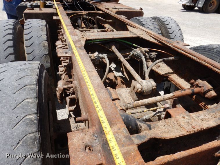 image for item KR9229 2004 International 7600  truck cab and chassis