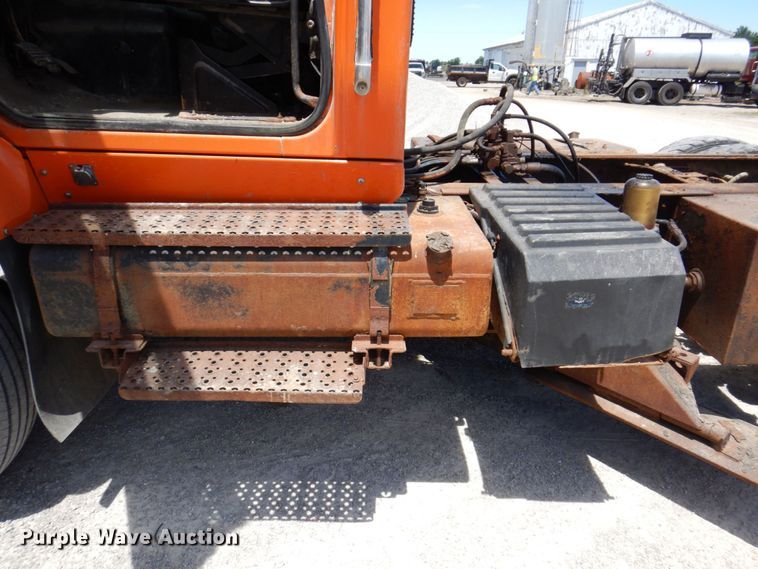 image for item KR9229 2004 International 7600  truck cab and chassis