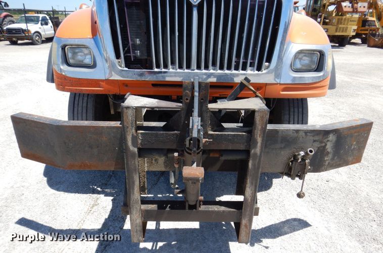 image for item KR9229 2004 International 7600  truck cab and chassis