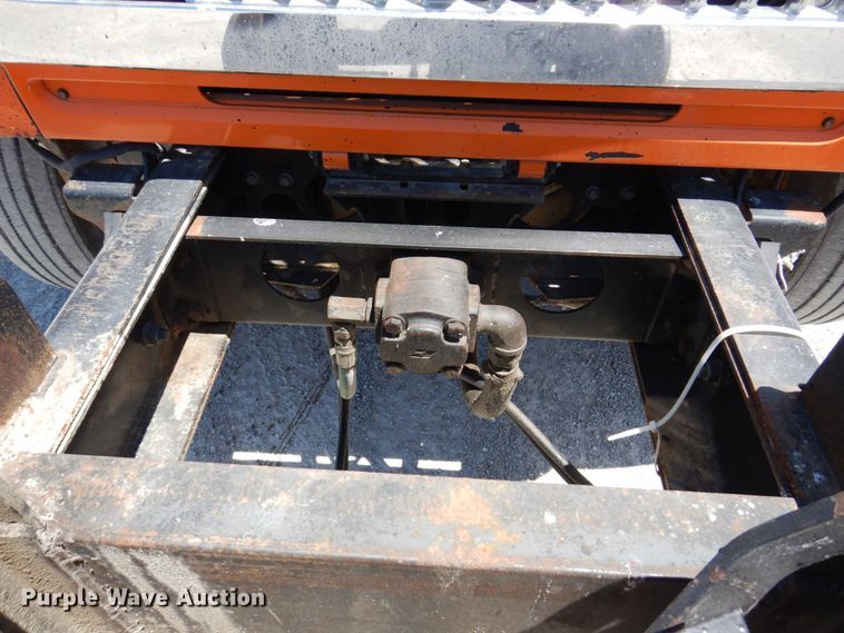 image for item KR9229 2004 International 7600  truck cab and chassis