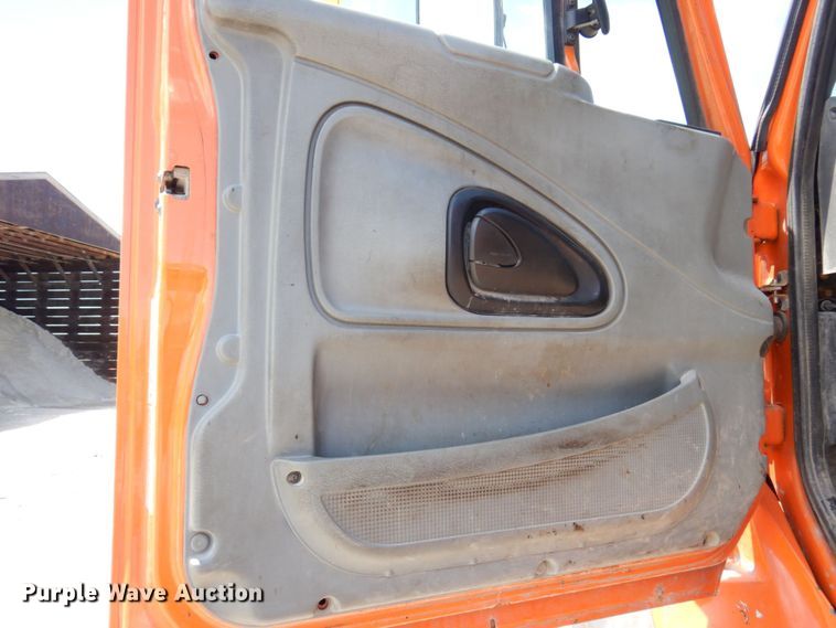 image for item KR9229 2004 International 7600  truck cab and chassis