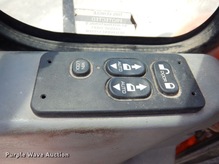 image for item KR9229 2004 International 7600  truck cab and chassis