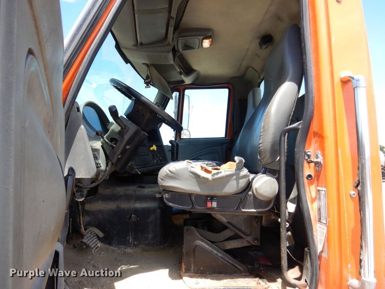 image for item KR9229 2004 International 7600  truck cab and chassis