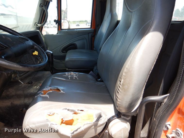 image for item KR9229 2004 International 7600  truck cab and chassis