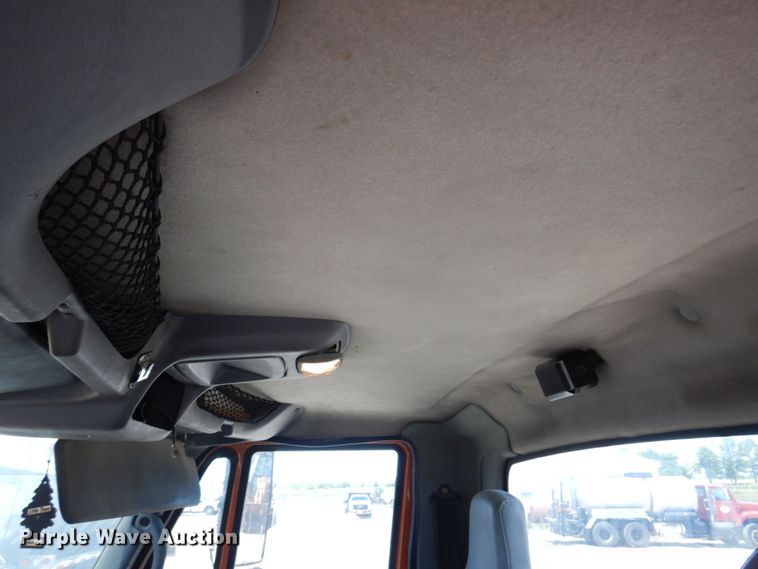 image for item KR9229 2004 International 7600  truck cab and chassis