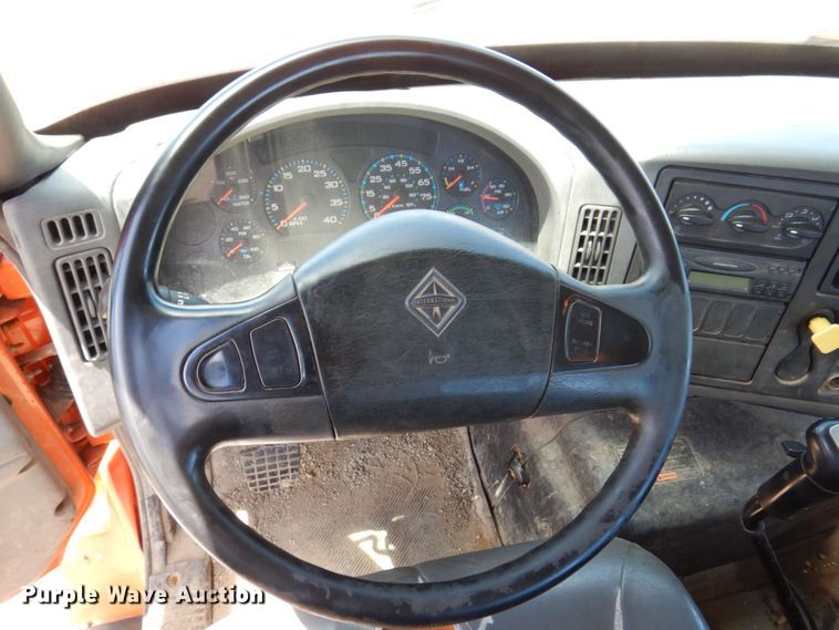 image for item KR9229 2004 International 7600  truck cab and chassis