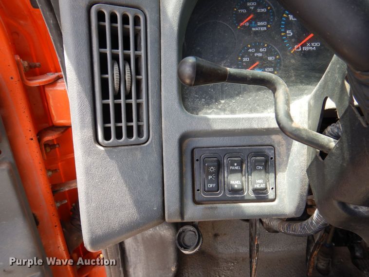 image for item KR9229 2004 International 7600  truck cab and chassis