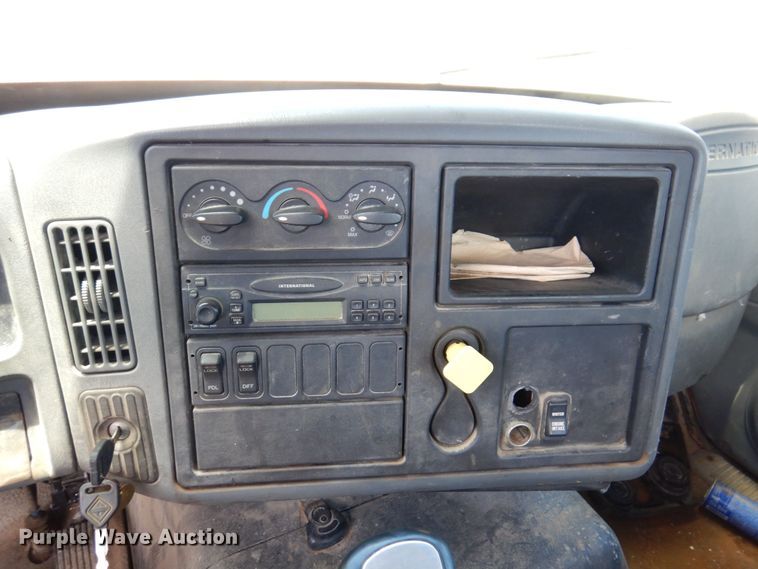 image for item KR9229 2004 International 7600  truck cab and chassis