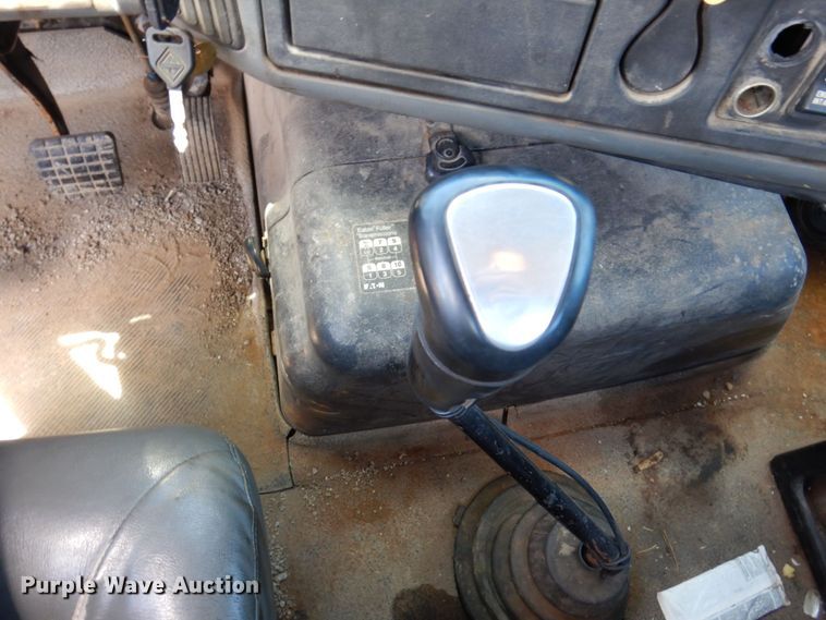 image for item KR9229 2004 International 7600  truck cab and chassis