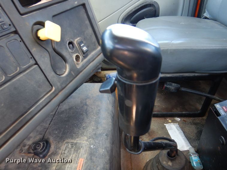 image for item KR9229 2004 International 7600  truck cab and chassis