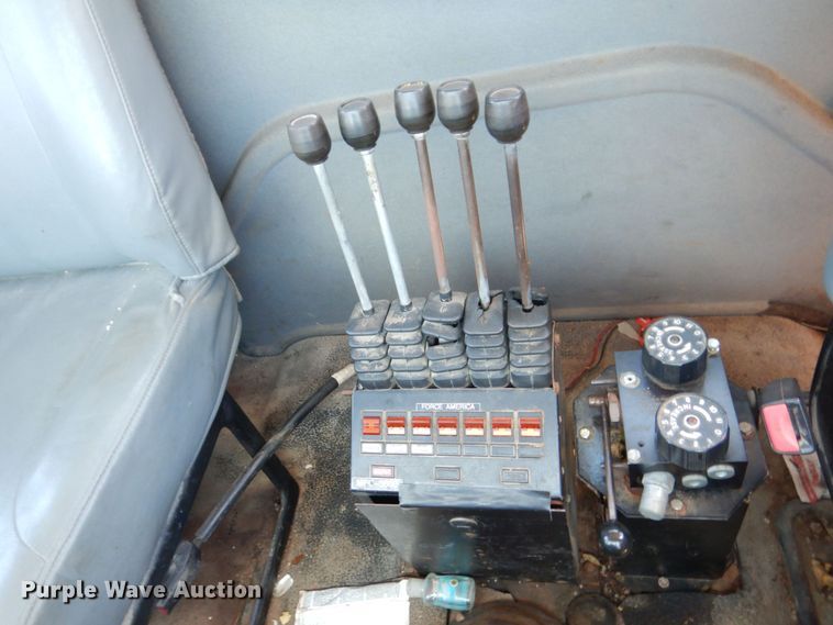 image for item KR9229 2004 International 7600  truck cab and chassis