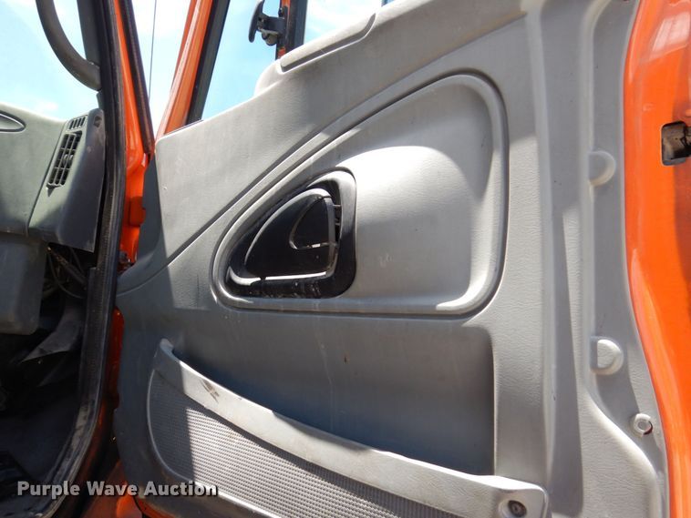 image for item KR9229 2004 International 7600  truck cab and chassis