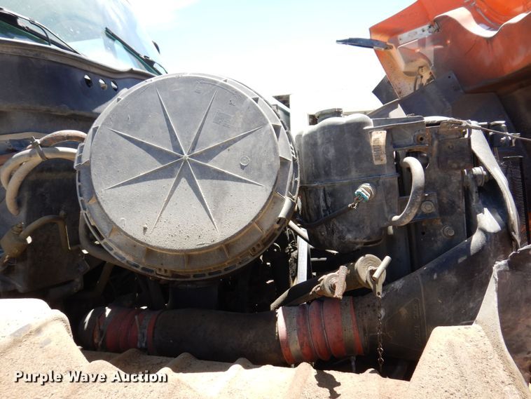 image for item KR9229 2004 International 7600  truck cab and chassis