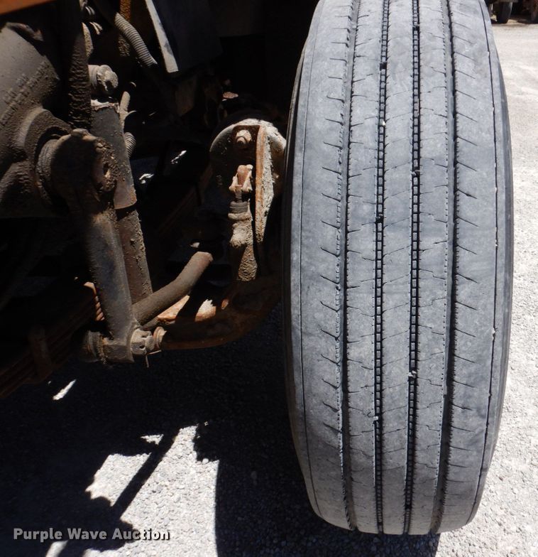 image for item KR9229 2004 International 7600  truck cab and chassis