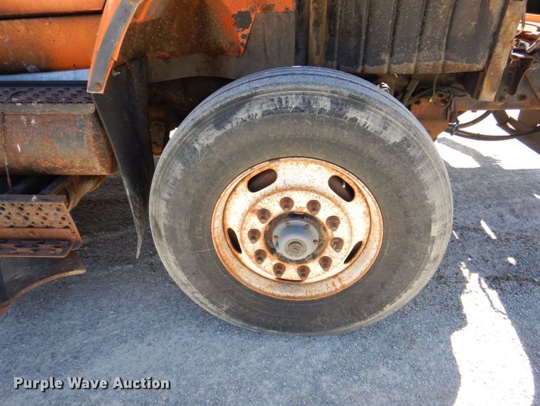 image for item KR9229 2004 International 7600  truck cab and chassis