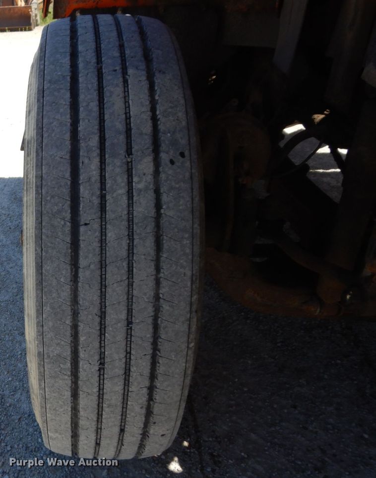 image for item KR9229 2004 International 7600  truck cab and chassis