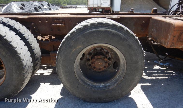 image for item KR9229 2004 International 7600  truck cab and chassis