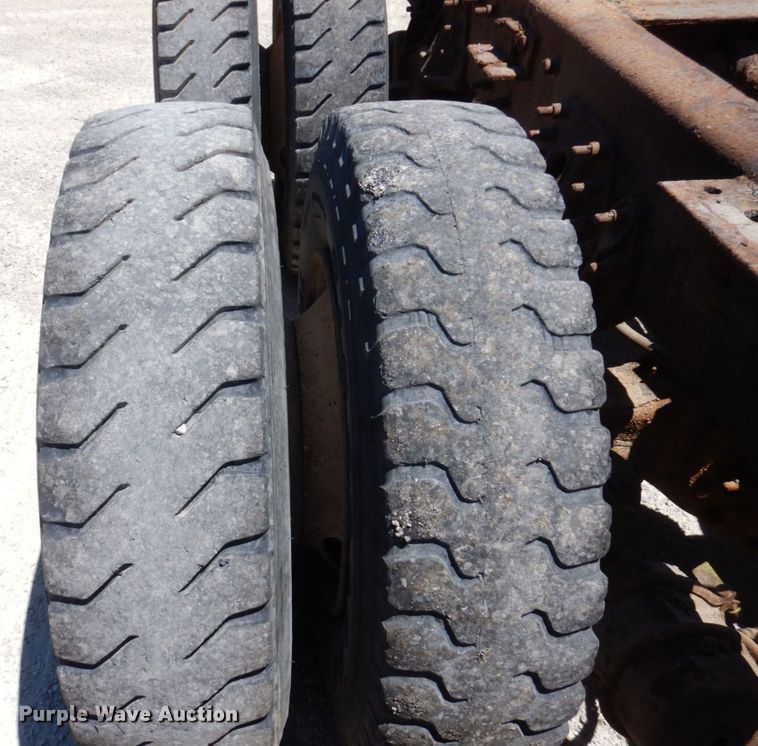 image for item KR9229 2004 International 7600  truck cab and chassis