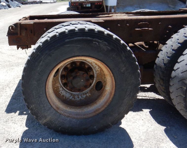 image for item KR9229 2004 International 7600  truck cab and chassis