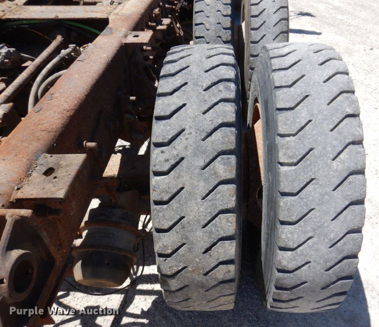 image for item KR9229 2004 International 7600  truck cab and chassis