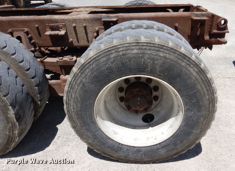 image for item KR9229 2004 International 7600  truck cab and chassis