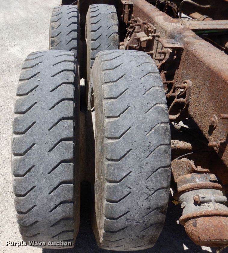 image for item KR9229 2004 International 7600  truck cab and chassis