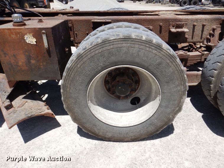 image for item KR9229 2004 International 7600  truck cab and chassis