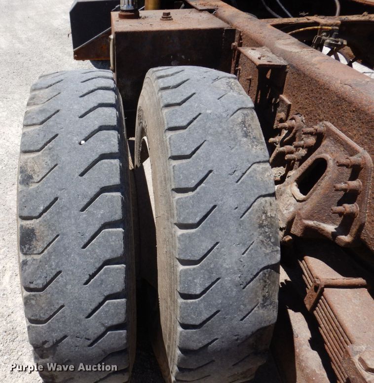 image for item KR9229 2004 International 7600  truck cab and chassis