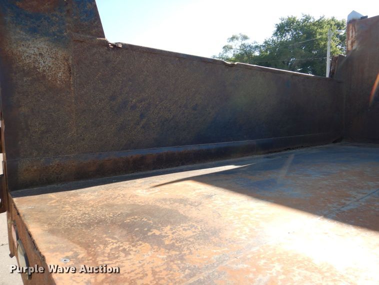 image for item KR9233 1996 International 4900  dump truck