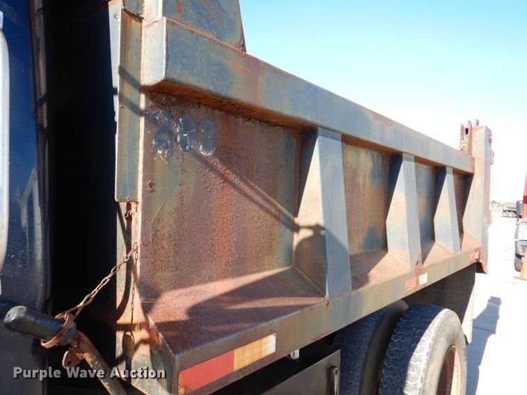 image for item KR9233 1996 International 4900  dump truck