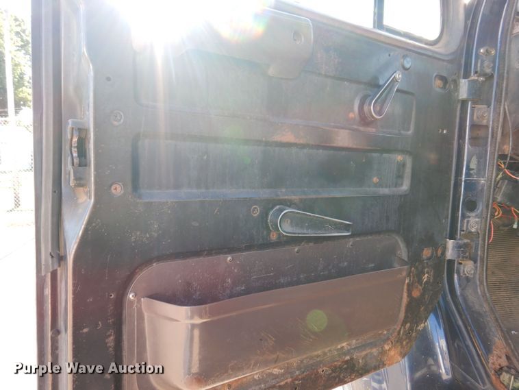 image for item KR9233 1996 International 4900  dump truck