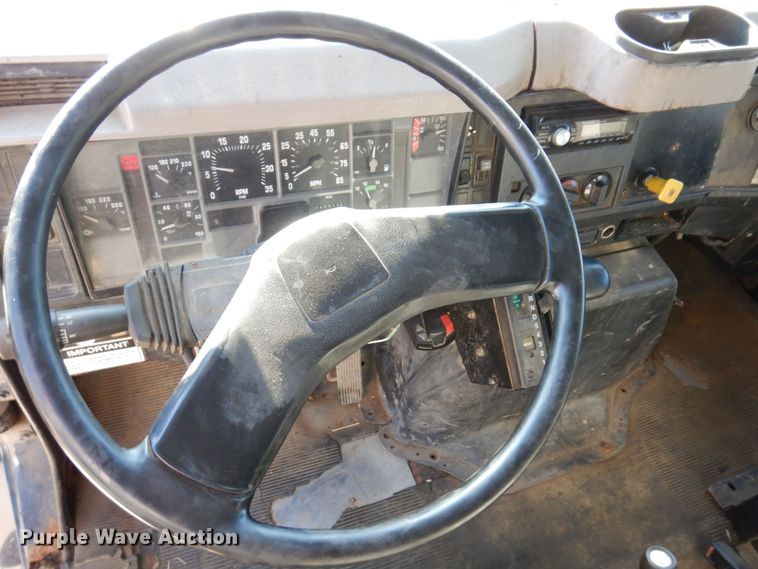 image for item KR9233 1996 International 4900  dump truck