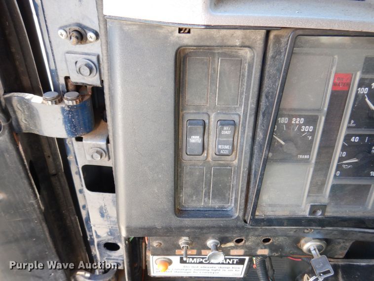 image for item KR9233 1996 International 4900  dump truck