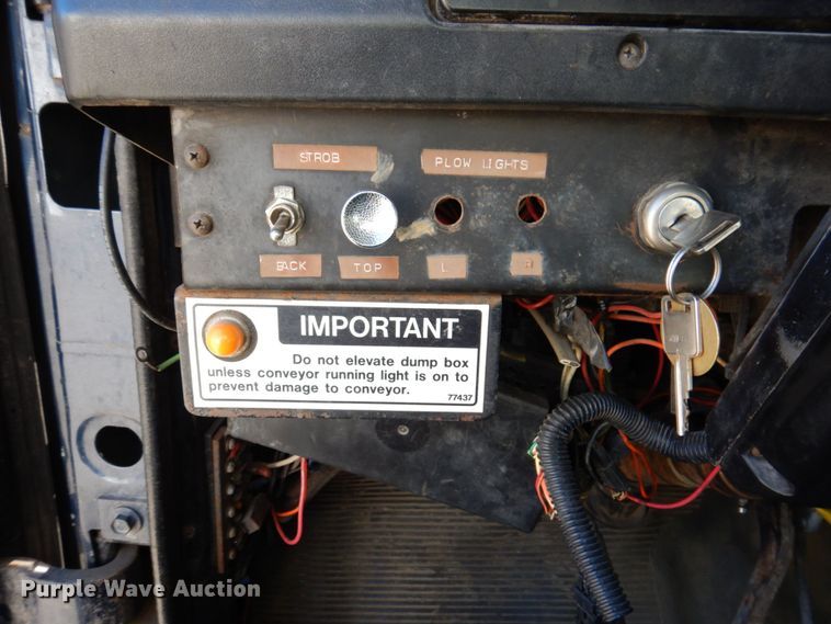 image for item KR9233 1996 International 4900  dump truck