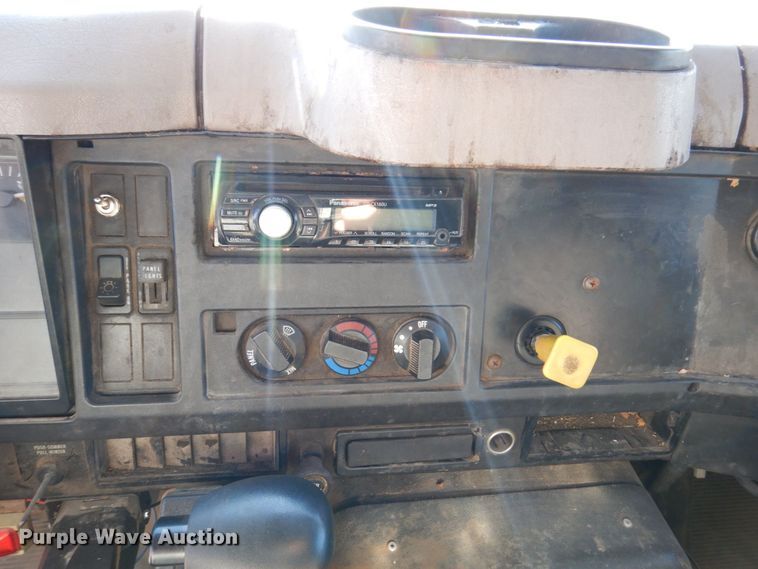 image for item KR9233 1996 International 4900  dump truck