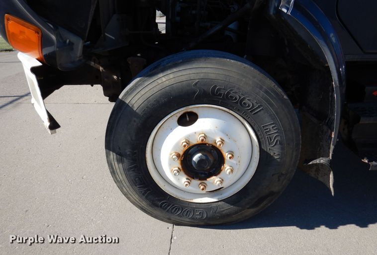 image for item KR9233 1996 International 4900  dump truck