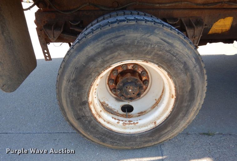 image for item KR9233 1996 International 4900  dump truck