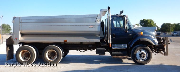 image for item KR9235 2005 International 7400  dump truck
