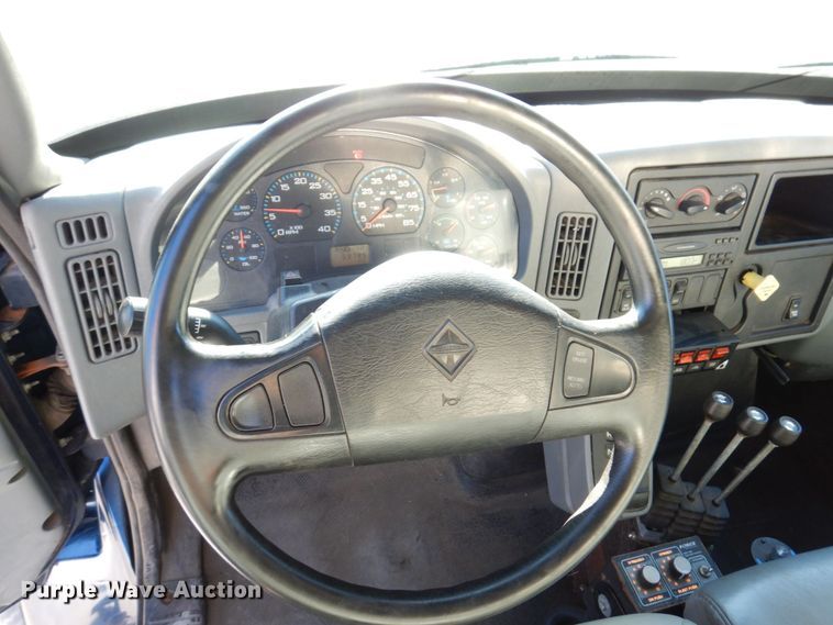 image for item KR9235 2005 International 7400  dump truck